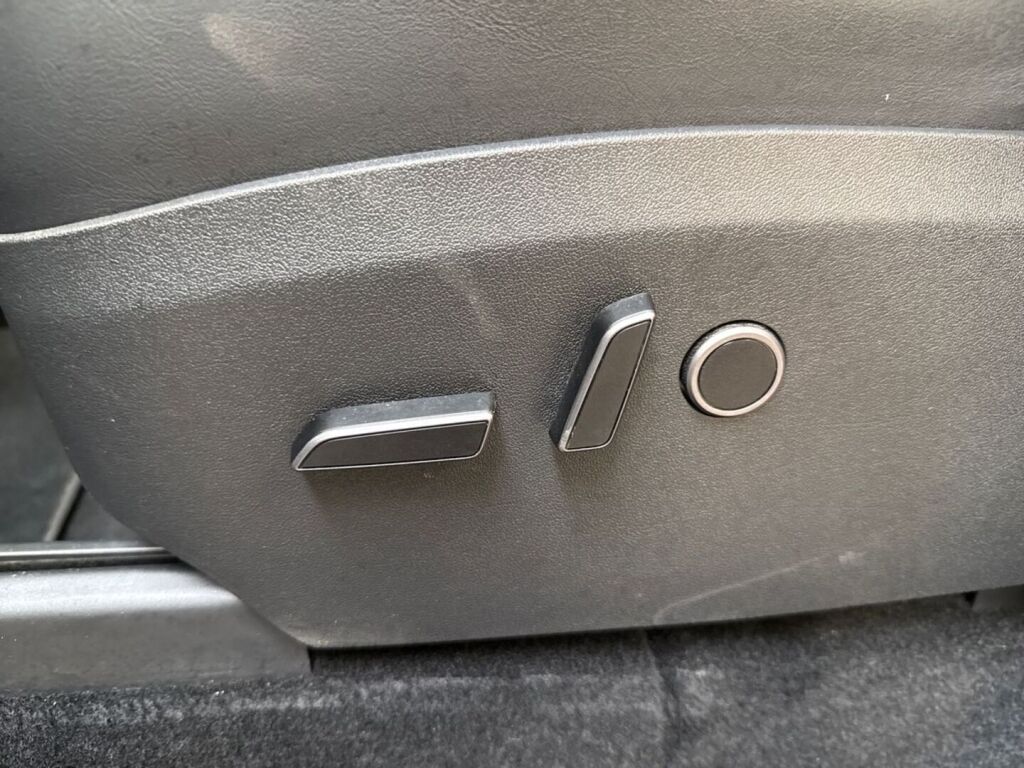 Tesla Model Y 2023 Sininen