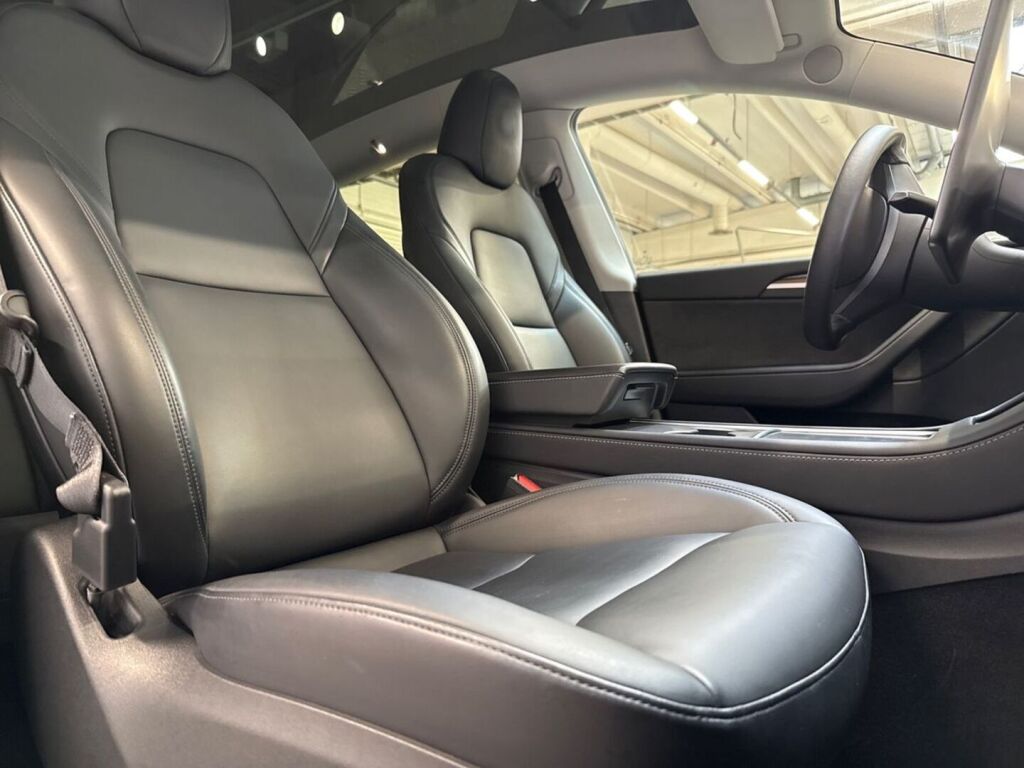 Tesla Model Y 2023 Sininen