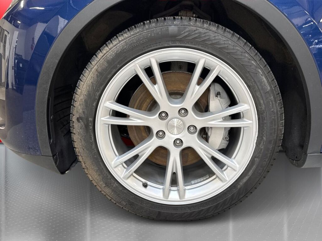 Tesla Model Y 2023 Sininen