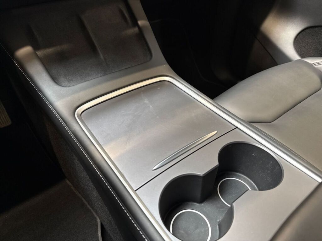 Tesla Model Y 2023 Sininen