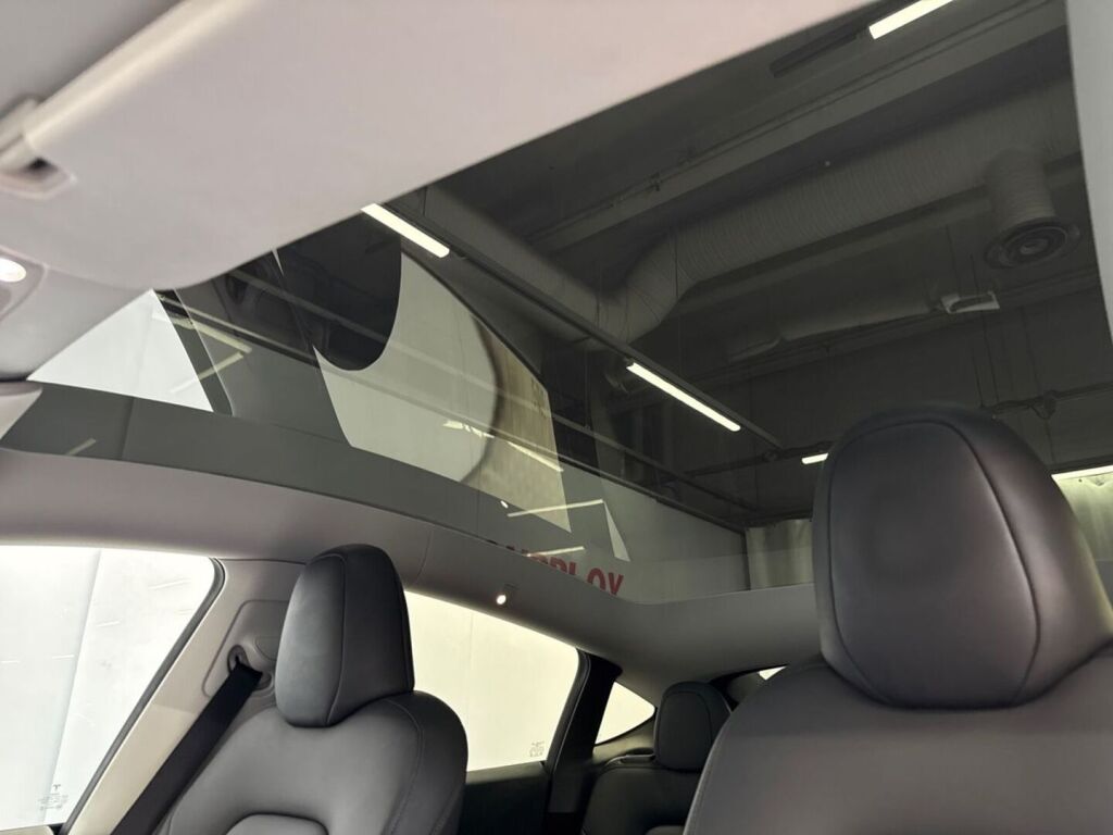 Tesla Model Y 2023 Sininen
