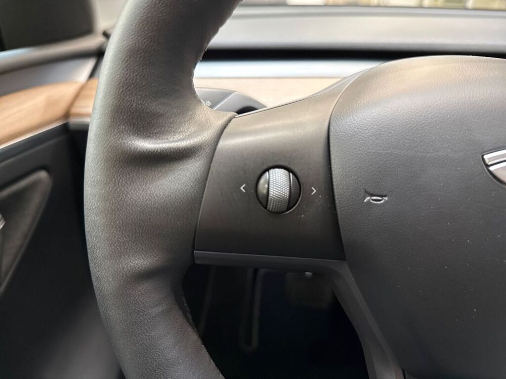 Tesla Model Y 2023 Sininen