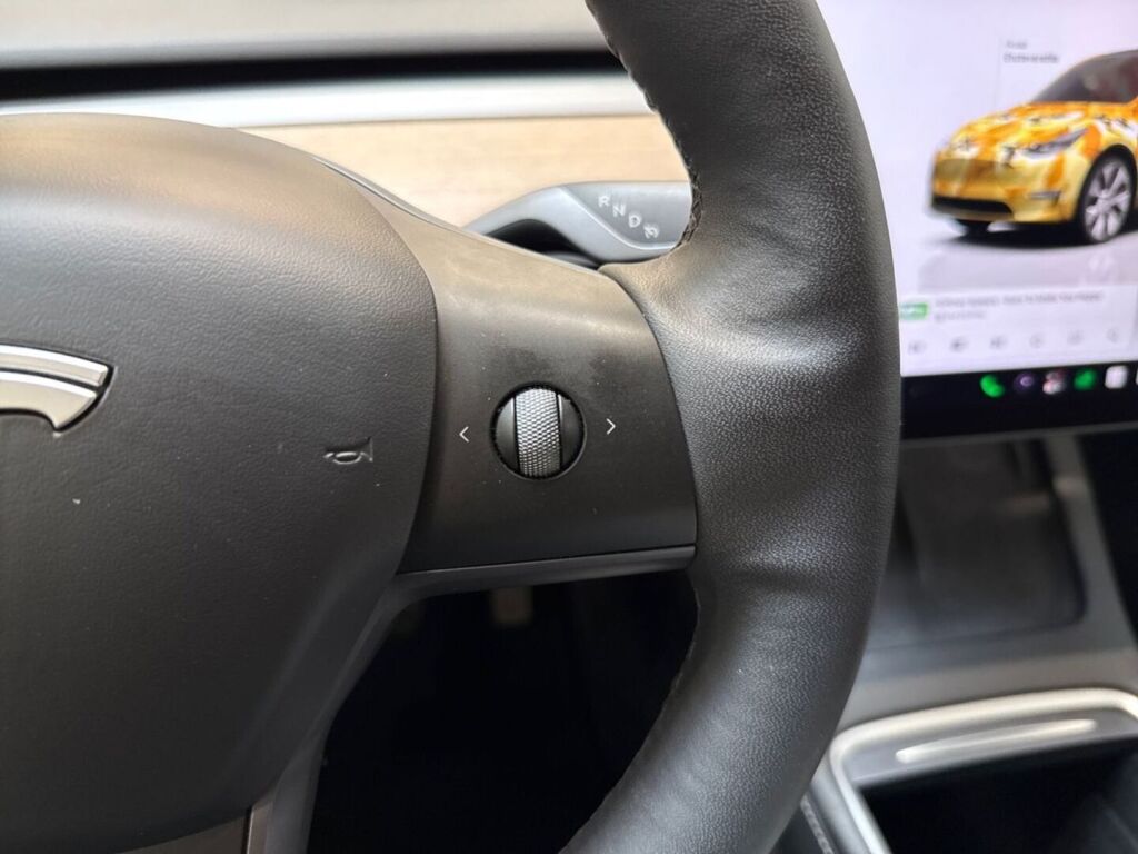 Tesla Model Y 2023 Sininen