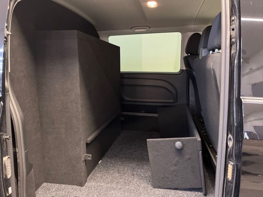 Mercedes-Benz Vito 2023 Musta