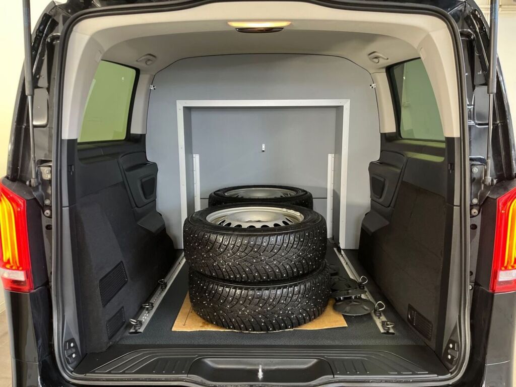 Mercedes-Benz Vito 2023 Musta