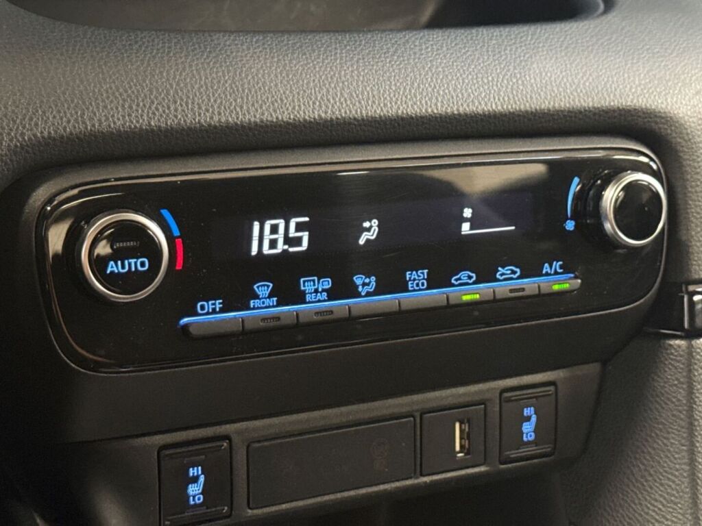 Toyota Yaris 2024 Ruskea (beige)