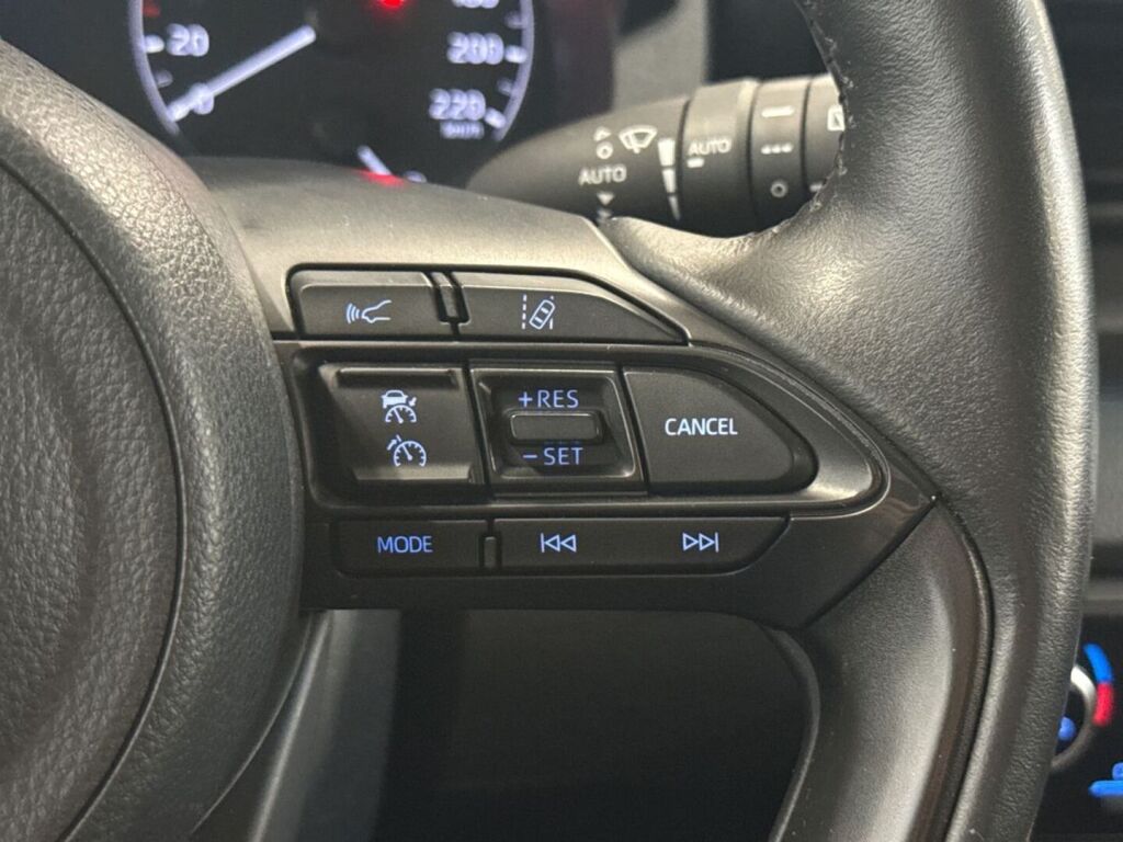 Toyota Yaris 2024 Ruskea (beige)