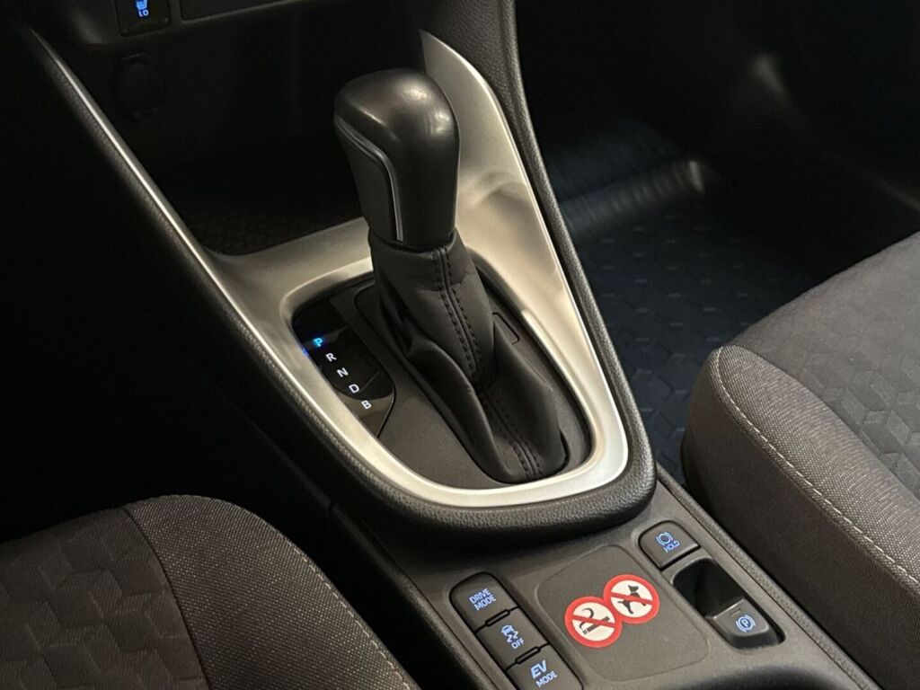 Toyota Yaris 2024 Ruskea (beige)