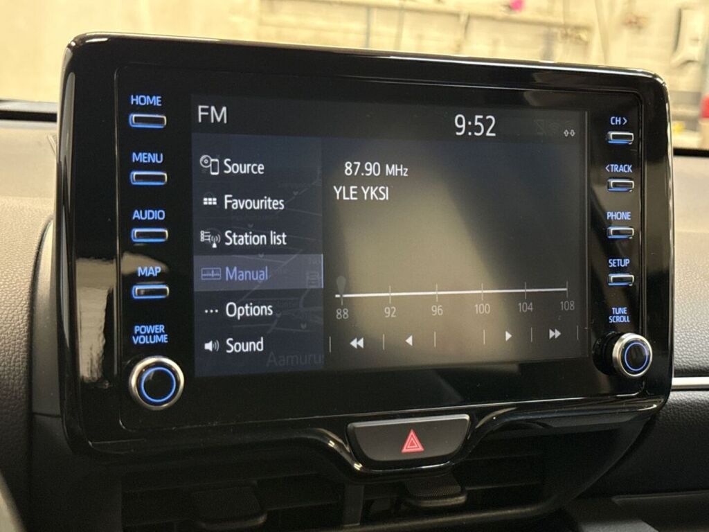 Toyota Yaris 2024 Ruskea (beige)