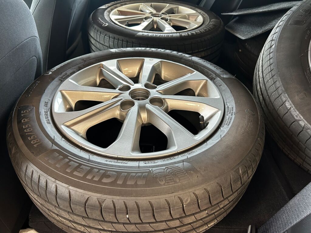 Kia Stonic 2024 Punainen