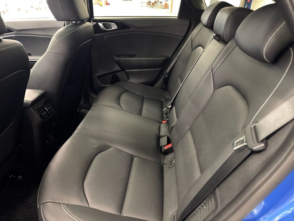 Kia Ceed 2025 Sininen