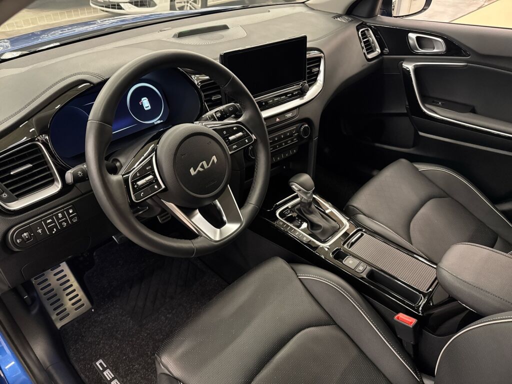 Kia Ceed 2025 Sininen