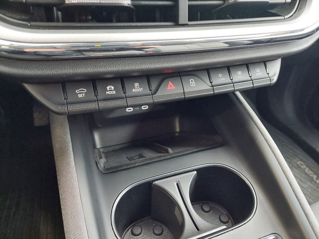 Skoda Enyaq 2023 Oranssi