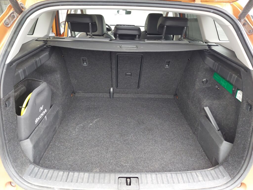 Skoda Enyaq 2023 Oranssi