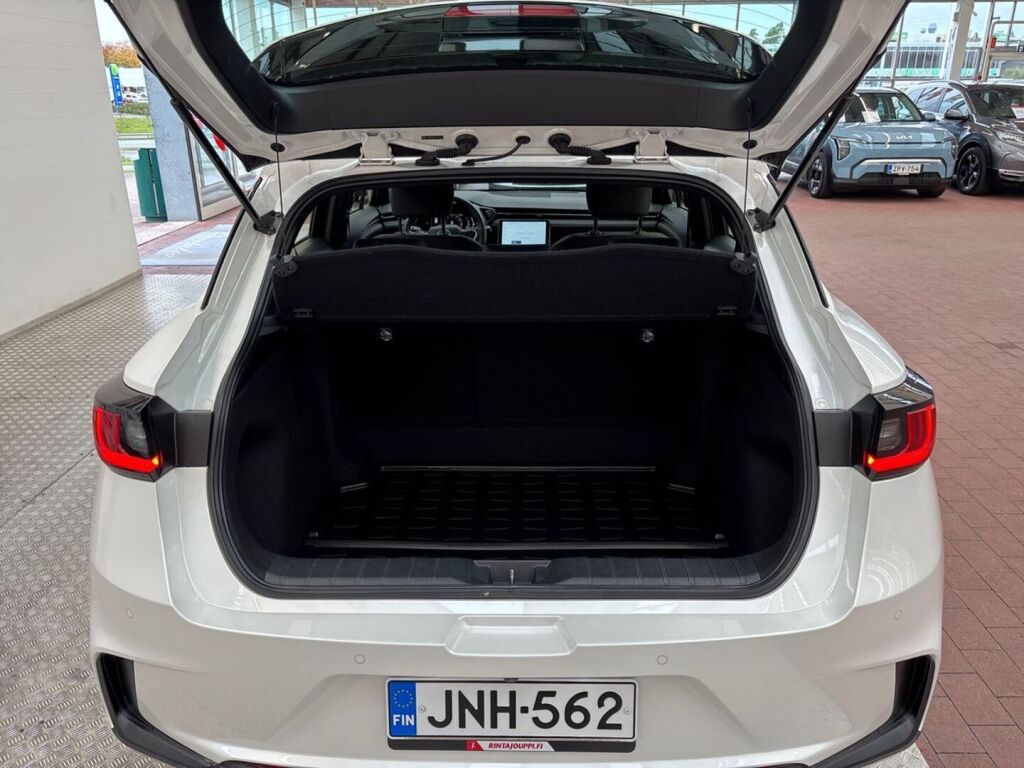 Lexus LBX 2024 Valkoinen