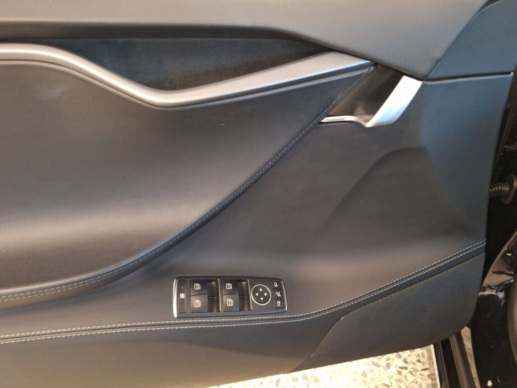 Tesla Model S 2018 Musta