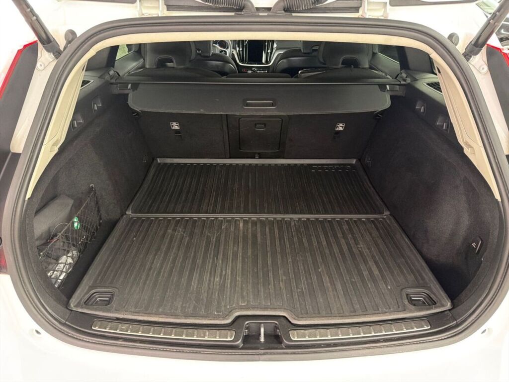 Volvo V60 2021 Valkoinen