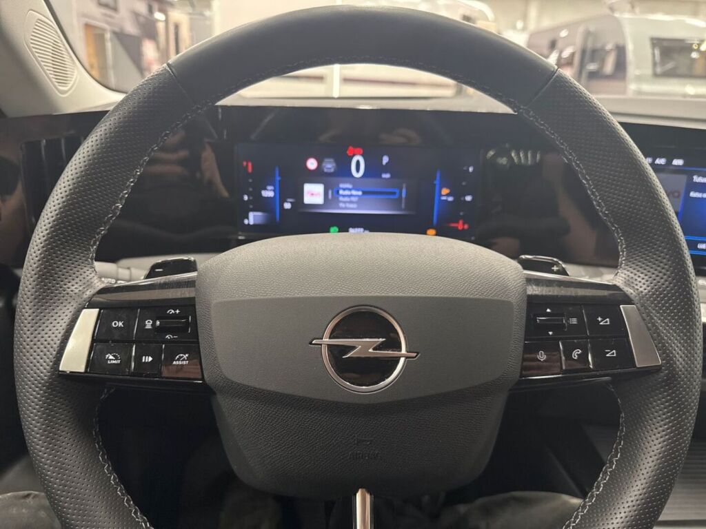 Opel Astra 2024 Valkoinen