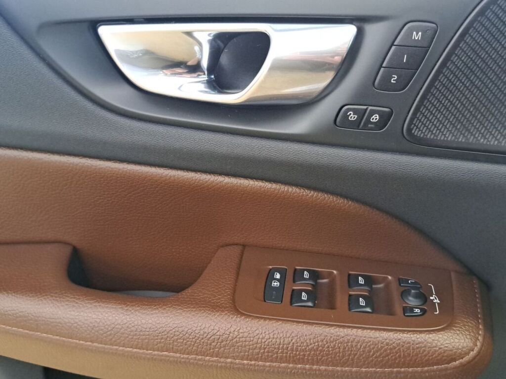 Volvo V60 2020 Musta