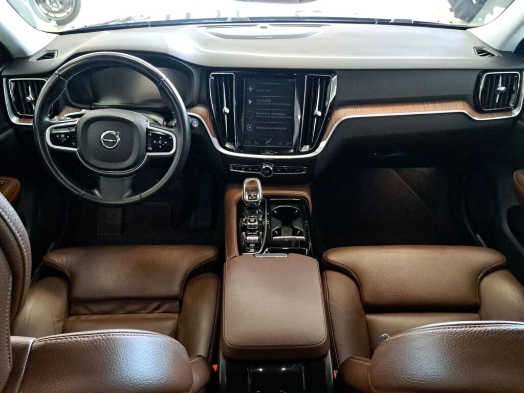 Volvo V60 2020 Musta