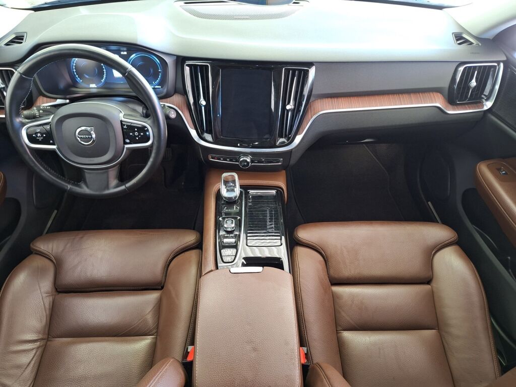 Volvo V60 2020 Musta