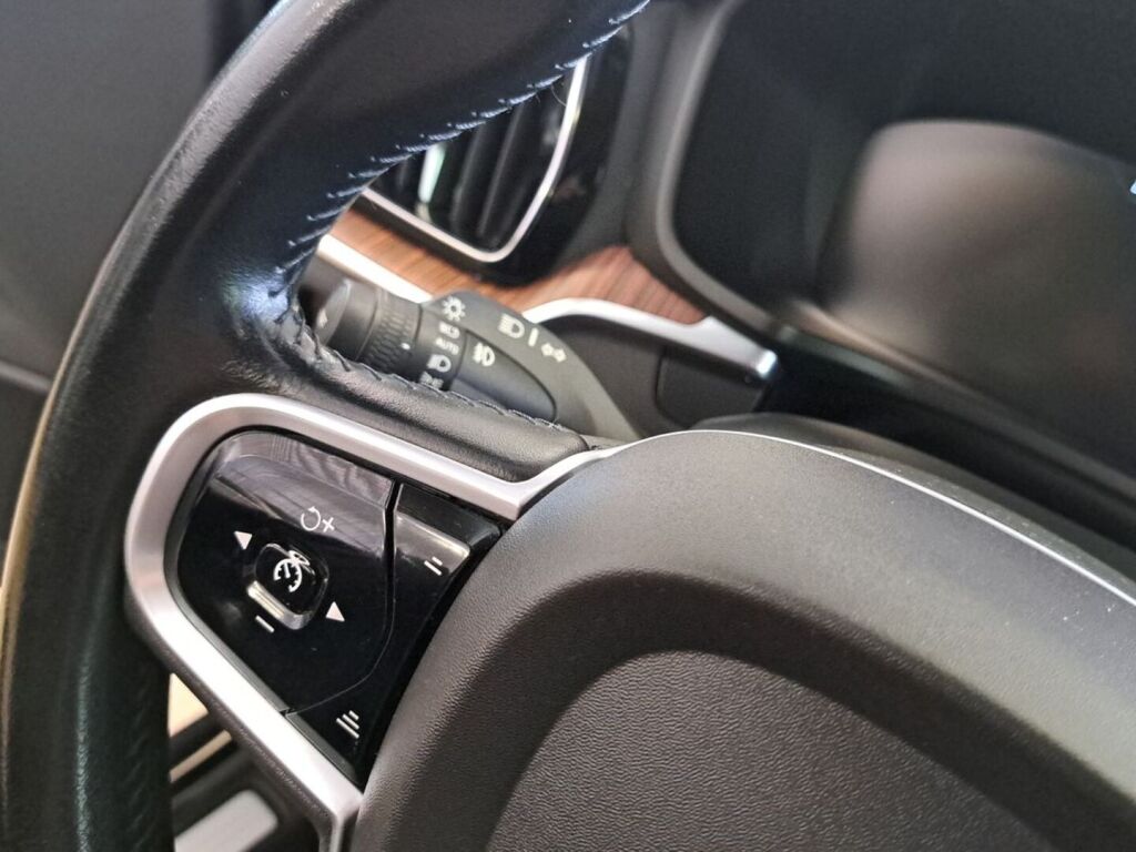Volvo V60 2020 Musta