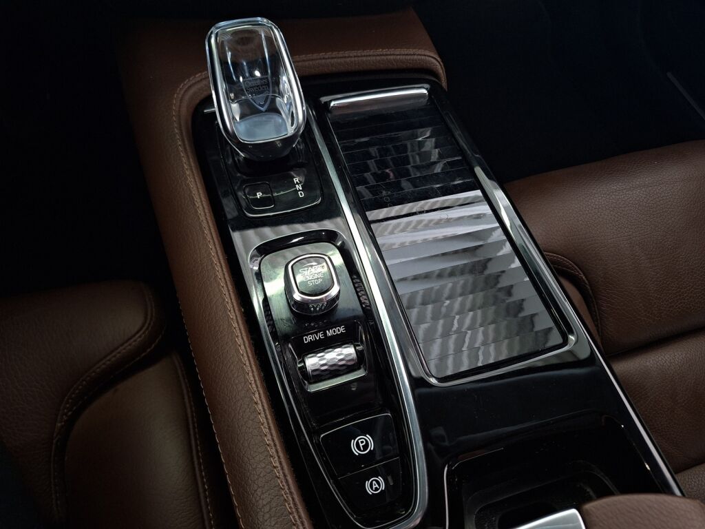 Volvo V60 2020 Musta