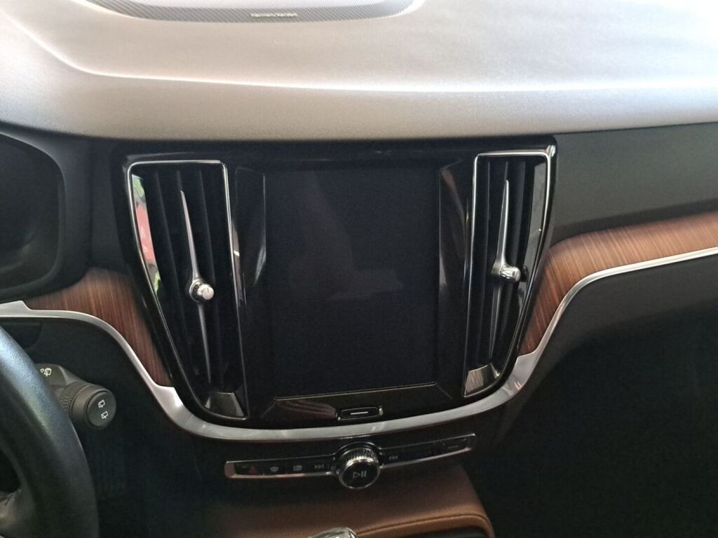 Volvo V60 2020 Musta