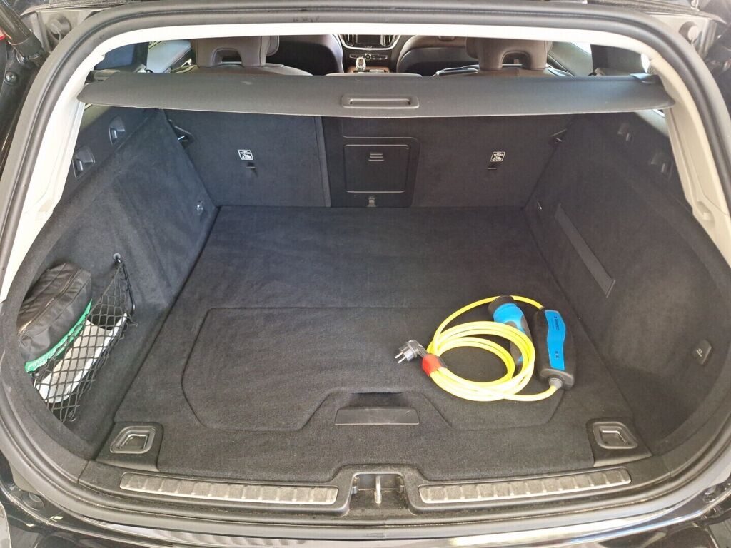 Volvo V60 2020 Musta