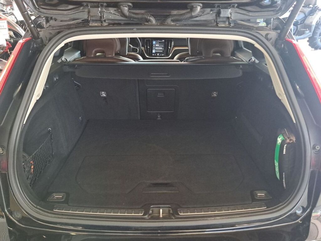 Volvo V60 2020 Musta