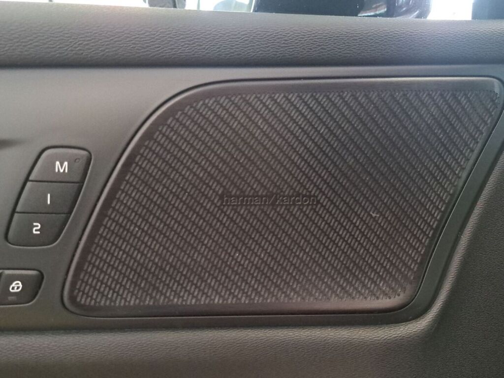 Volvo V60 2020 Musta