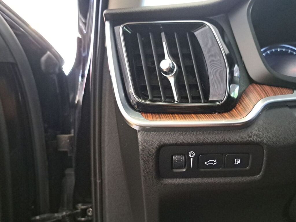 Volvo V60 2020 Musta