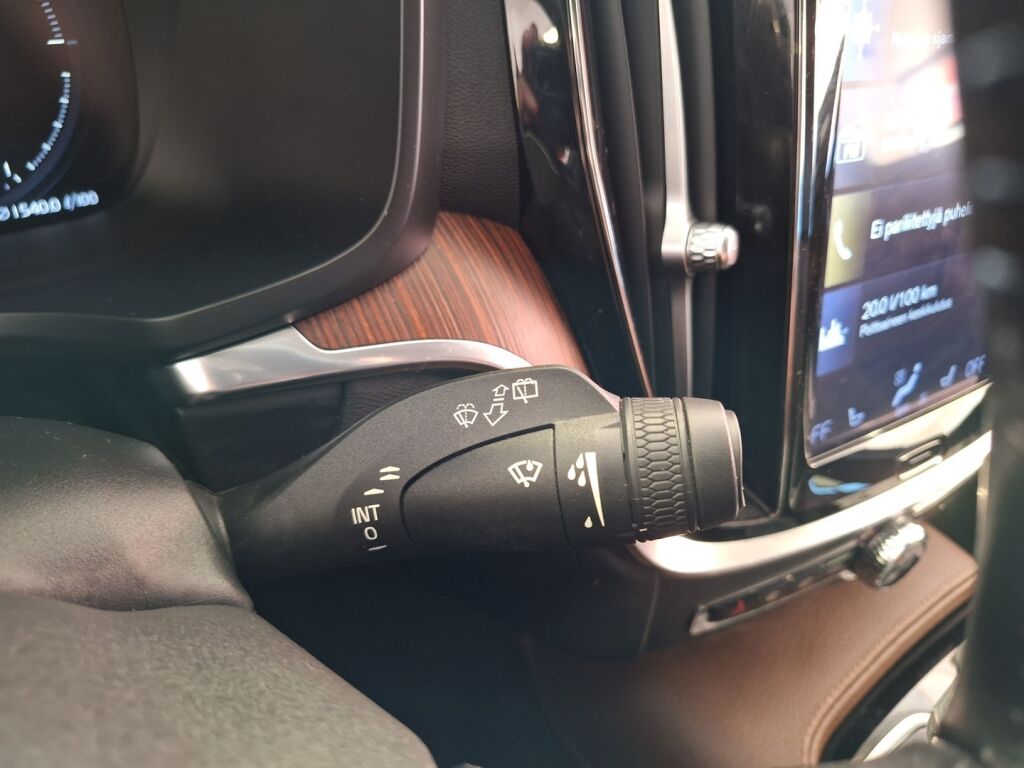Volvo V60 2020 Musta