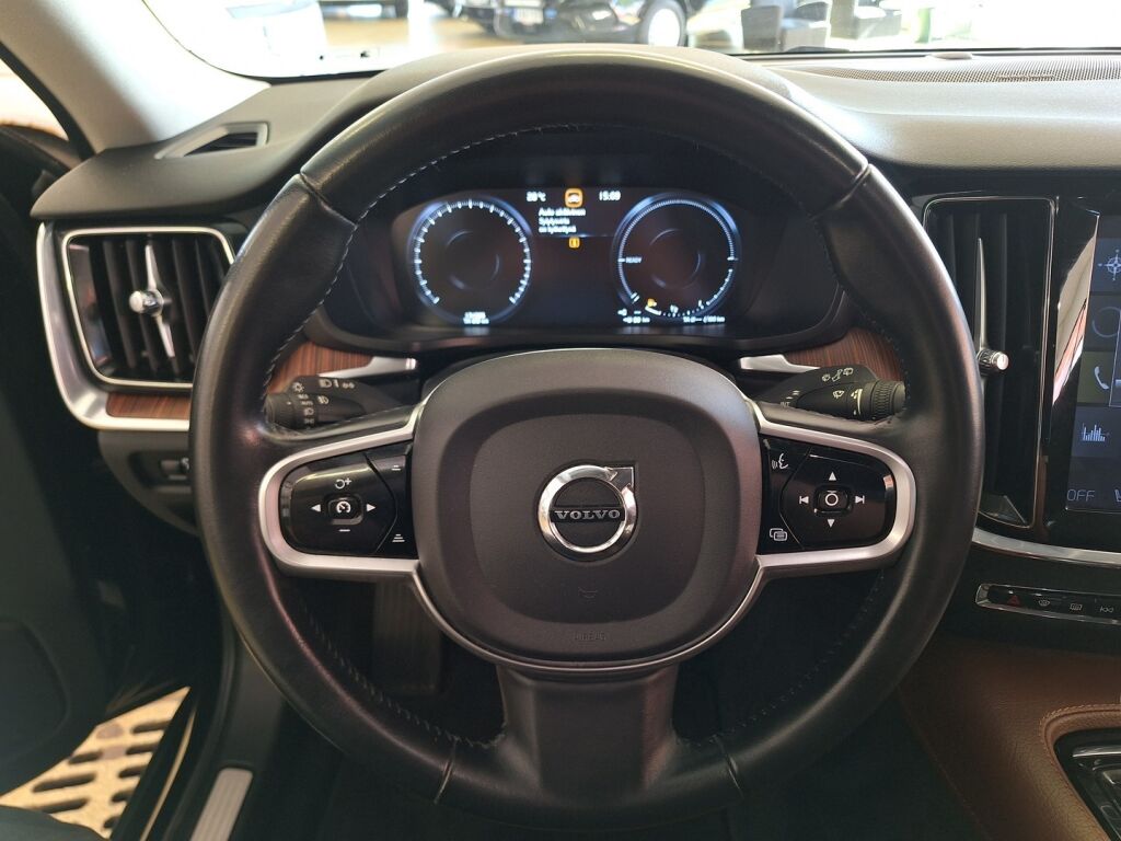 Volvo V60 2020 Musta