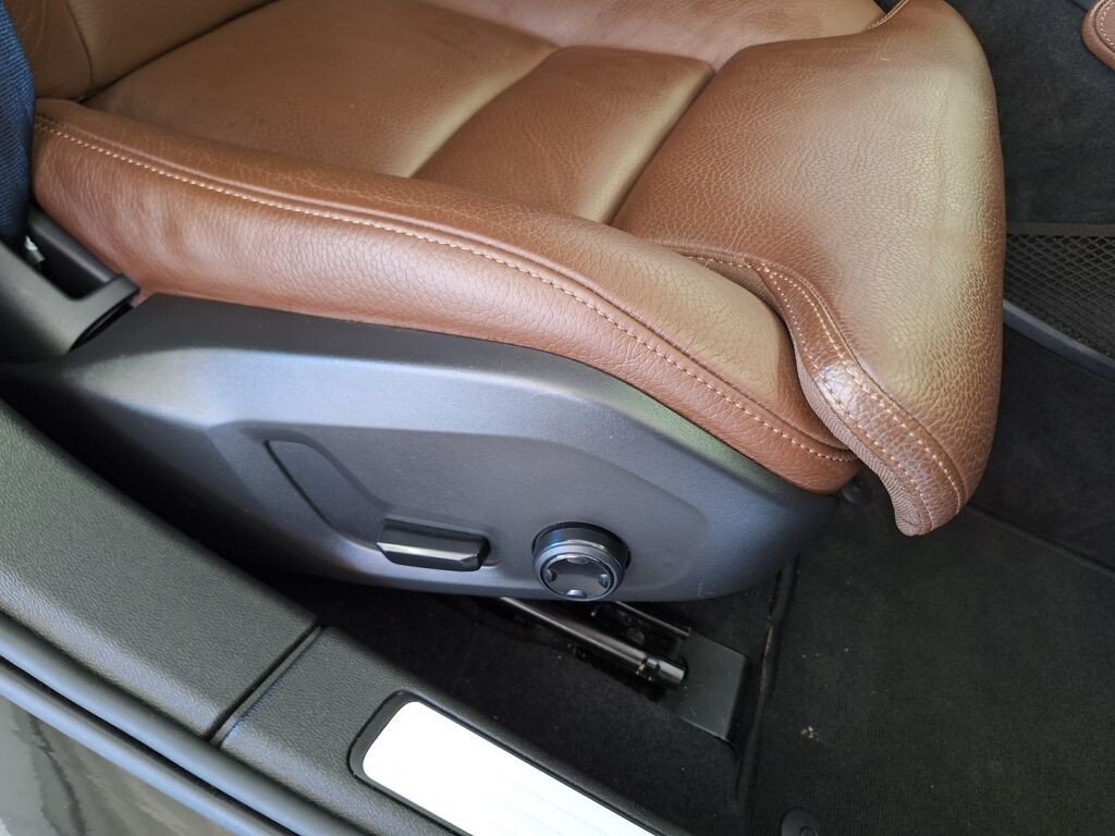 Volvo V60 2020 Musta