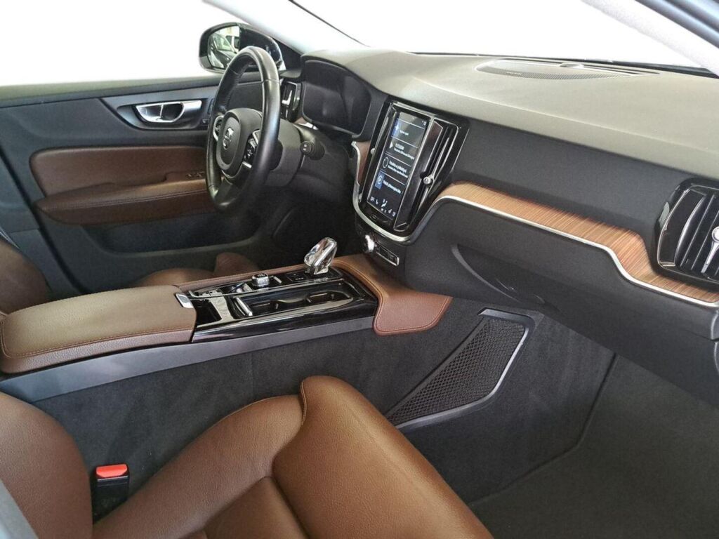 Volvo V60 2020 Musta