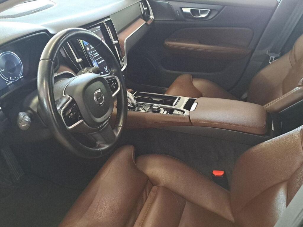 Volvo V60 2020 Musta