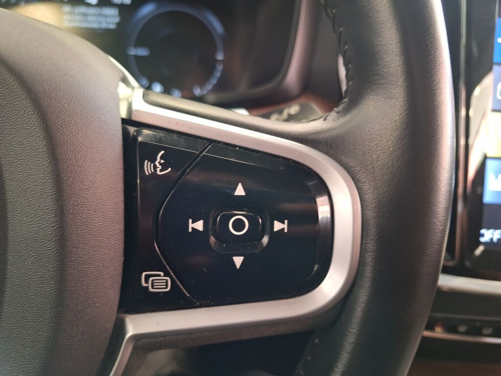 Volvo V60 2020 Musta