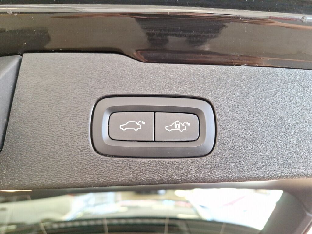 Volvo V60 2020 Musta