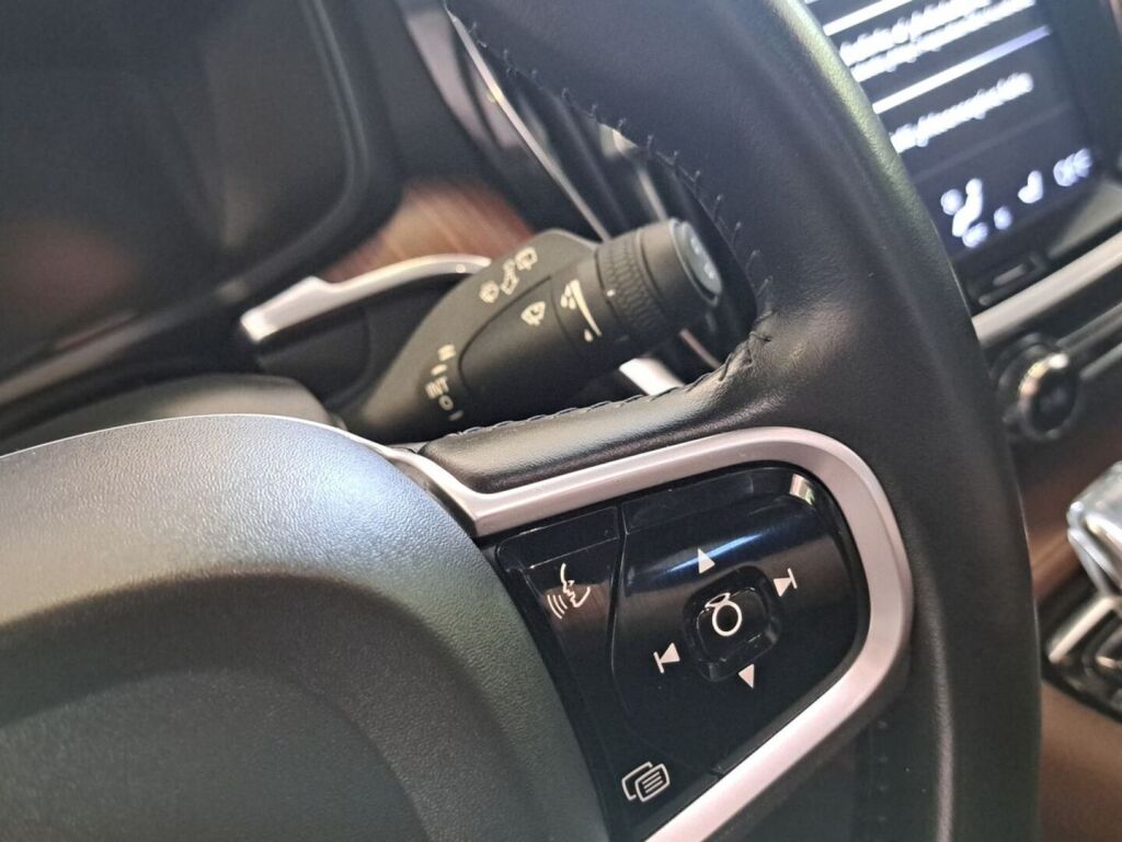 Volvo V60 2020 Musta