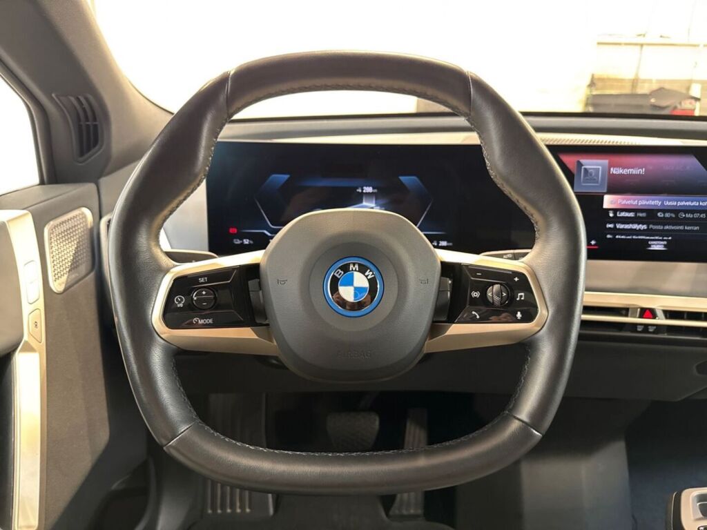 BMW iX 2022 Musta