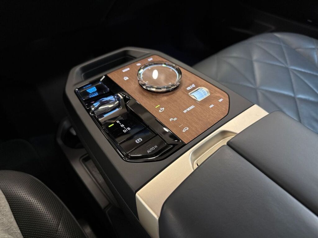 BMW iX 2022 Musta