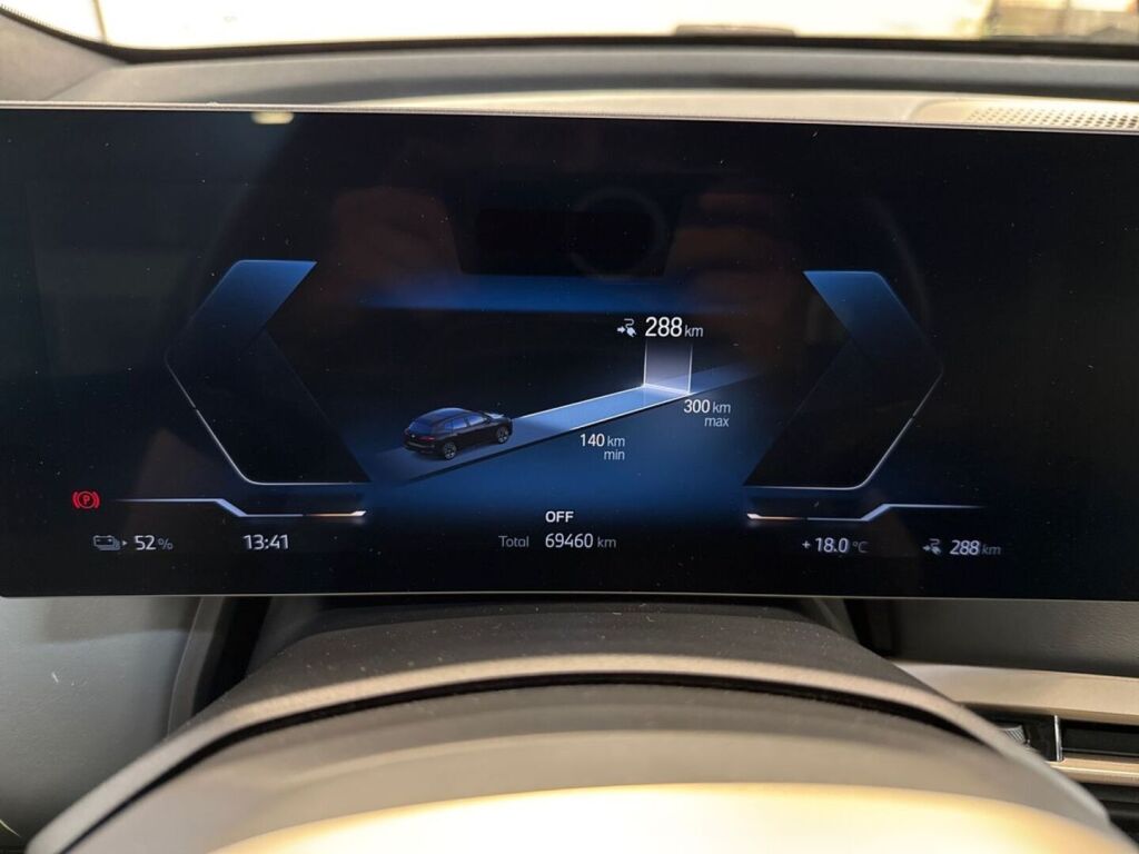 BMW iX 2022 Musta