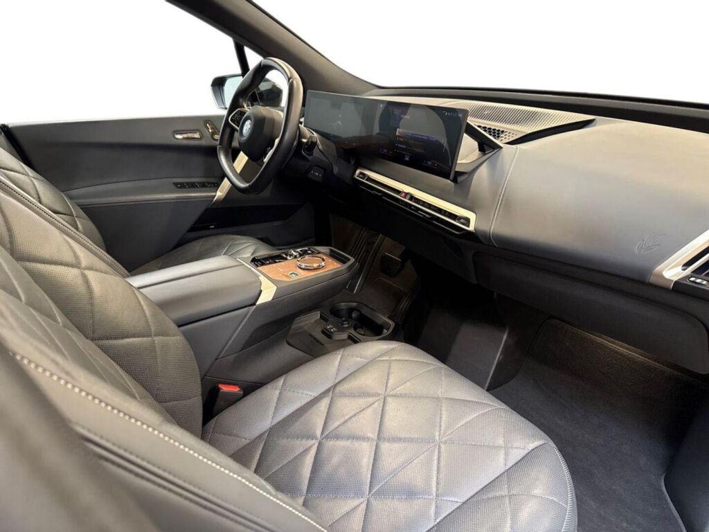BMW iX 2022 Musta