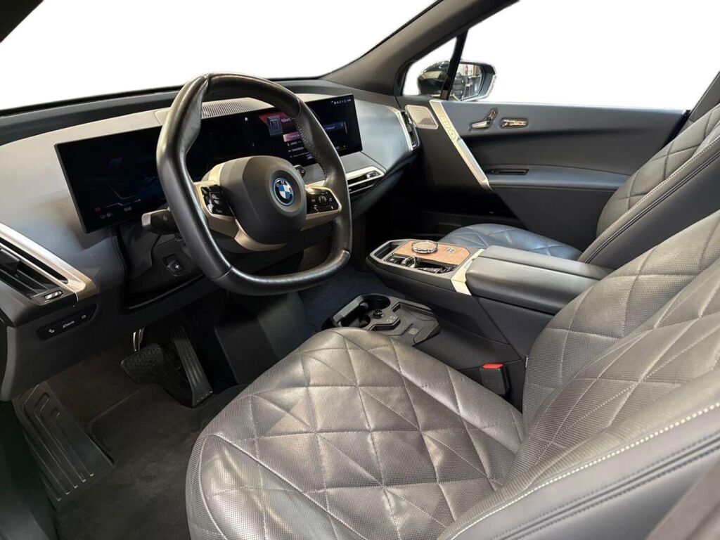 BMW iX 2022 Musta