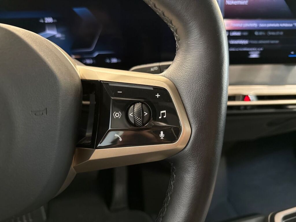 BMW iX 2022 Musta