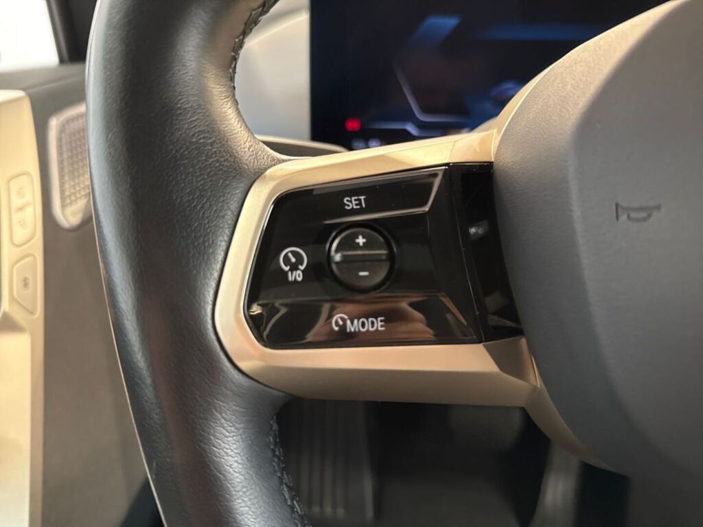 BMW iX 2022 Musta