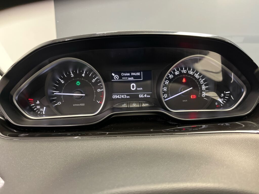 Peugeot 208 2014 Met. Punainen