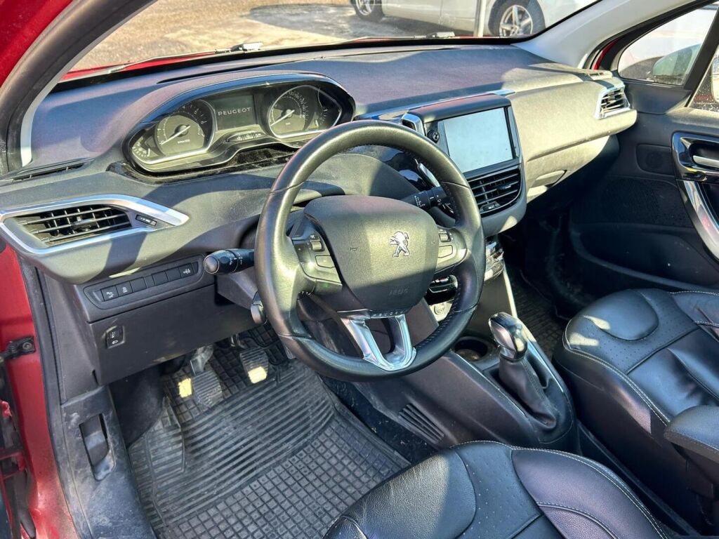 Peugeot 208 2014 Met. Punainen