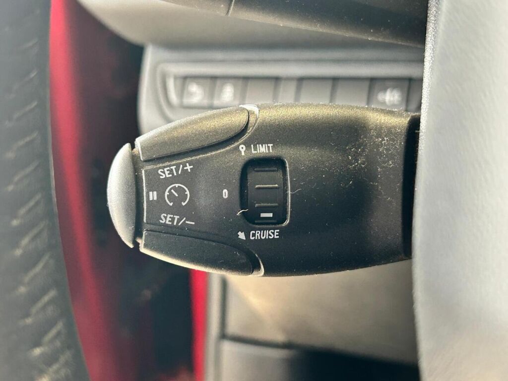 Peugeot 208 2014 Met. Punainen